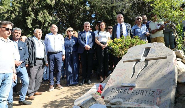 Edremit’te Tuncel Kurtiz için duygusal anma