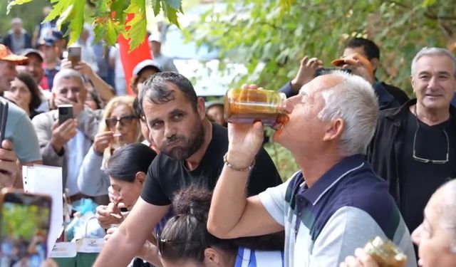 2 dakikada 1 kilo bal yedi!