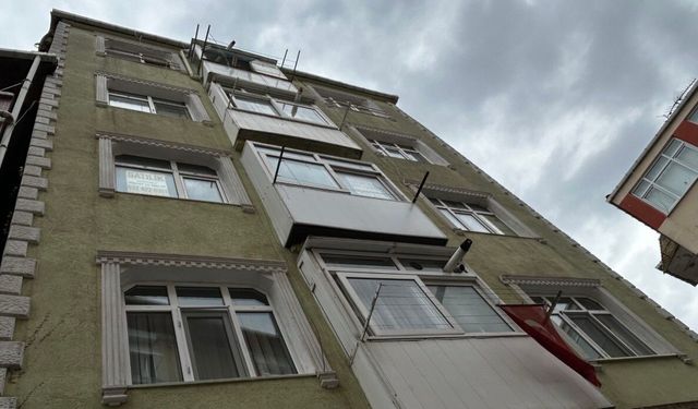 Fatih’te feci olay: 5. attan düşen kadın yaşamını yitirdi