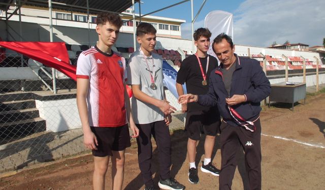 Burhaniye’de liselilerden Cumhuriyet’e adanmış yarış