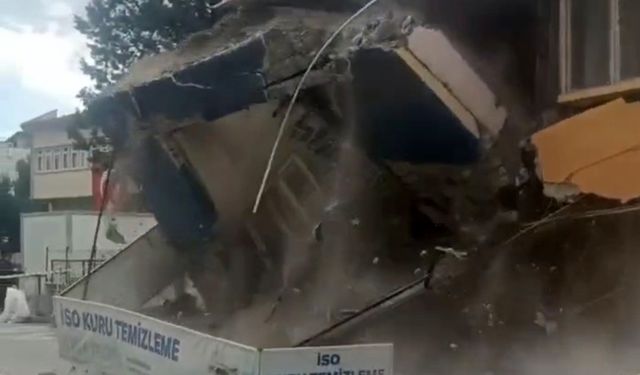 Balıkesir'de depremde hasar alan bina kendiliğinden böyle yıkıldı!