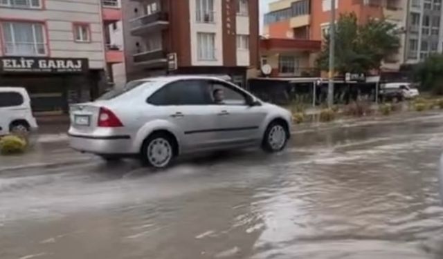 Çanakkale'de vatandaşlar su baskınında mahsur kaldı!