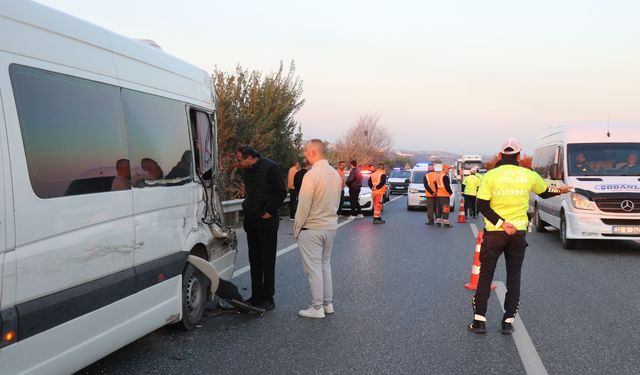 Denizli'de yürek yakan kaza! Emniyet şeridinde bekleyen servise çarptı! 1 kişi can verdi
