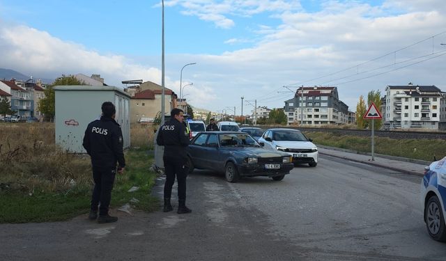 Karşıdan karşıya geçmek istediler, araba çarptı!