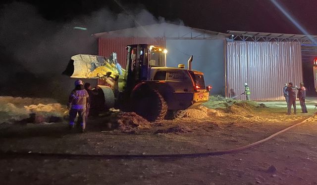 Korku dolu anlar: Saman deposu alev aldı!