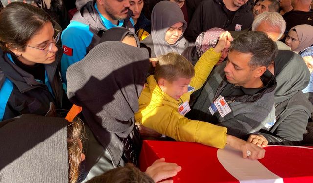 3 çocuk babası Şehit Uzman Çavuş Emre Sayın Balıkesir'de son yolculuğuna uğurlandı!