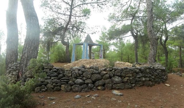 300 yıllık türbe definecilerin hedefi oldu!