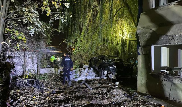 Otoban köprüsünde feci kaza! Araçlar bahçeye düştü 1 kişi hayatını kaybetti