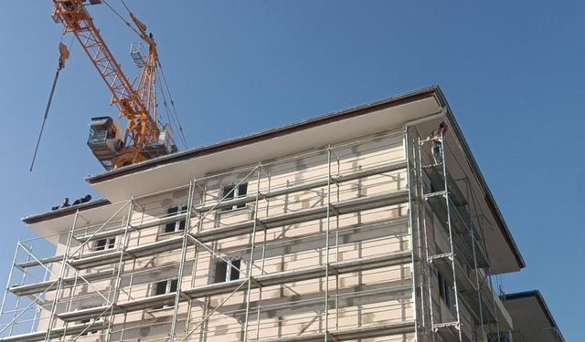 İki işçi aşağı atlamak istedi, diğerleri çalışmaya devam etti!