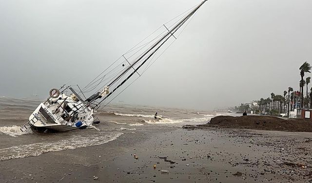 Şiddetli fırtına Marmaris’te hayatı felç etti: Ağaçlar devrildi, tekneler karaya oturdu