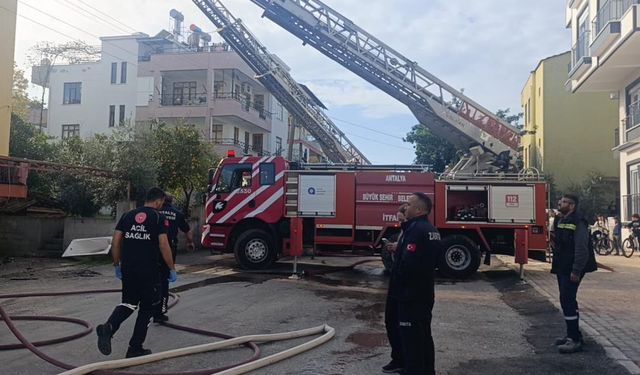 Alevlerin arasında kalan çocukları inşaat işçileri kurtardı!