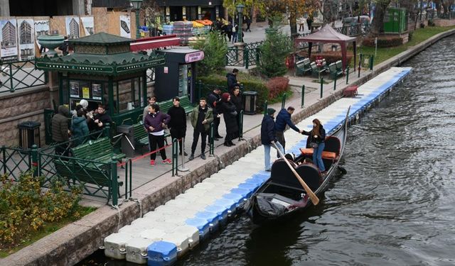Soğuk hava gondol keyfini durduramadı: Turistler Porsuk Çayı’nda yoğunluk oluşturdu