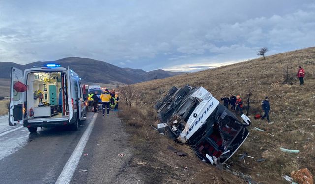 Afyon'da yolcu otobüsü şarampole devrildi! Ölü ve yaralılar var!