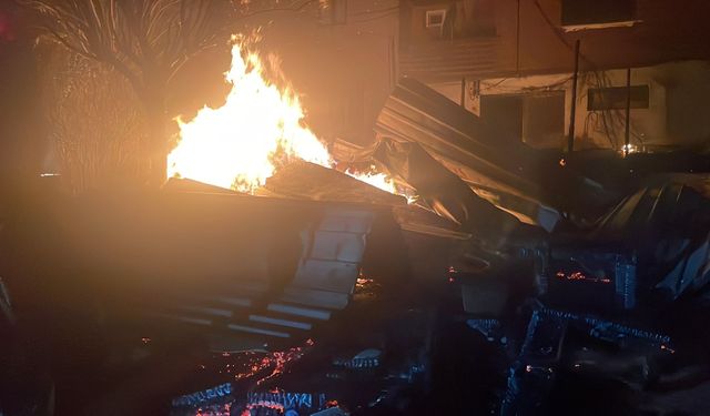 Sabahın ilk ışıklarında yangın! teras kattaki kafe küle döndü