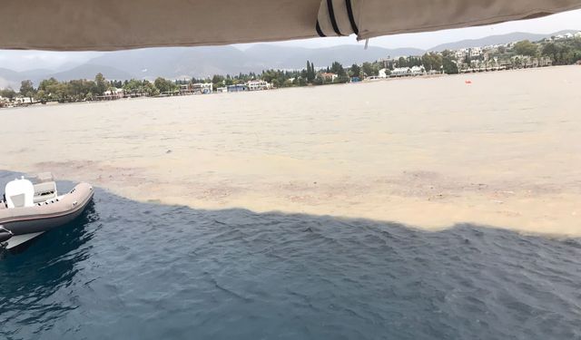 Çamur akıntısı Bodrum’da denizi ikiye böldü