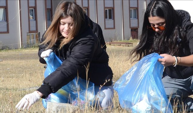 Üniversiteliler 100 poşet çöp toplayarak farkındalık oluşturdu