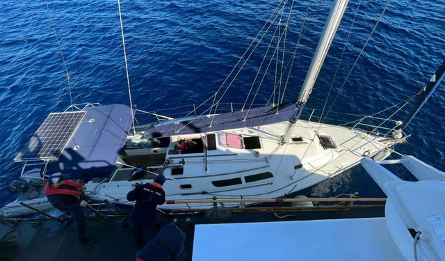 Muğla Datça açıklarında yelkenli teknede 22 düzensiz göçmen yakalandı!