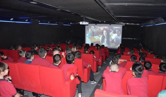 Sinema perdesi kırsala taşındı: Demirci’de çocuklar eğlendi