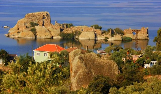 Ege’de zamanın durduğu köy: Evlerin manzarası gölün ortasındaki 8 bin yıllık manzaraya bakıyor
