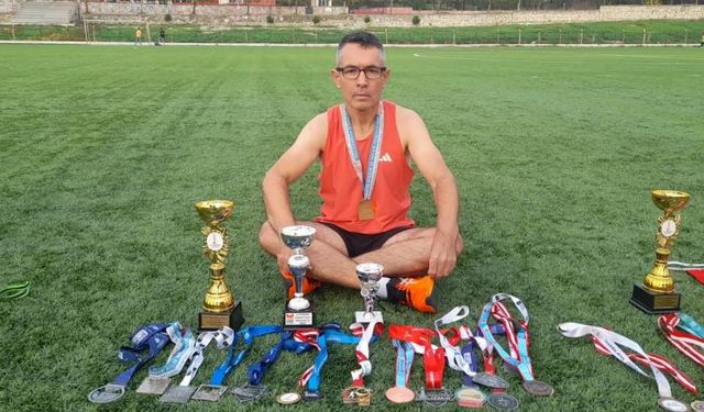 Sarsıntılara meydan okudu: 53 yaşında maratonda zirveye koştu