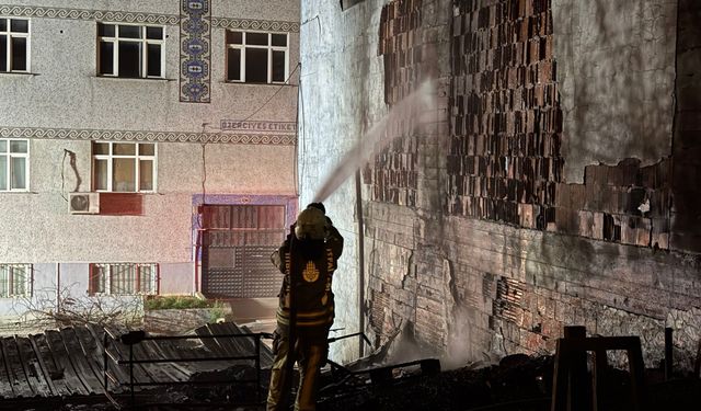 Geri dönüşüm tesisinde korkutan yangın! Mahalleli seferber oldu...