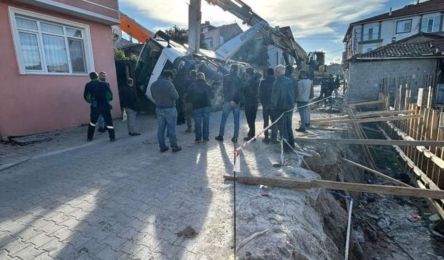 İnşaat alanında tehlikeli anlar! Beton mikseri devrildi