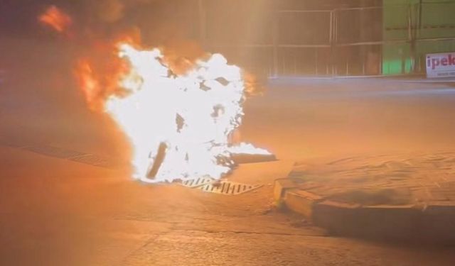 Görenler hayret etti! Çalıştıramayınca motosikletini yol ortasında yaktı