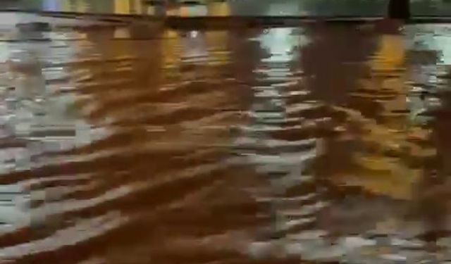 Ani yağış cadde ve sokakları suyla kapladı
