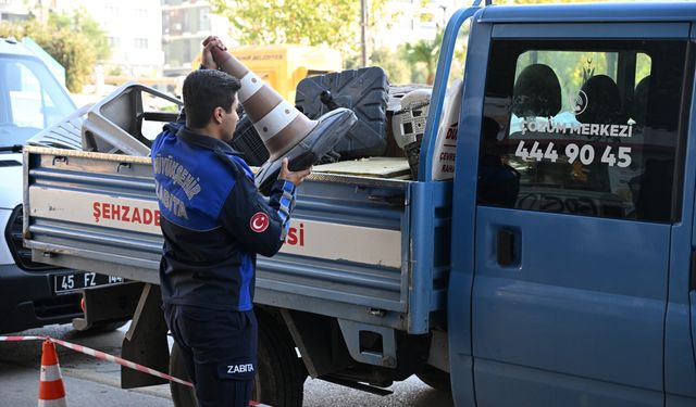 Kaldırımlar yayalara açıldı! Manisa’da zabıtadan net mesaj