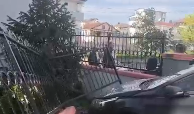 Dikkatsizlik kaza getirdi! El freni çekilmeden park edilen araç duvara tosladı!