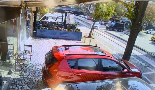 Lüks cipe çarpmamak için manevra yapan sürücü, tatlıcıya daldı