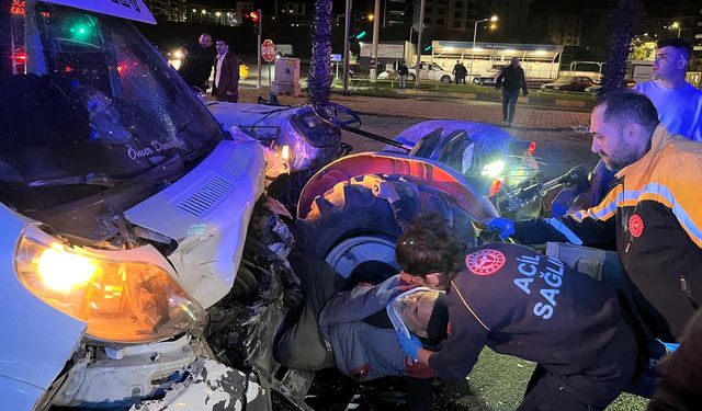 Manisa'da ters yön faciası! 4 kişi yaralandı