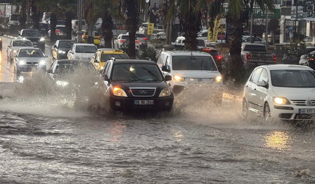 Şiddetli yağış Bodrum’u kısa sürede felç etti