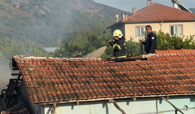 Ortaca’da ahır alev alev: Ev zarar gördü, can kaybı yok!