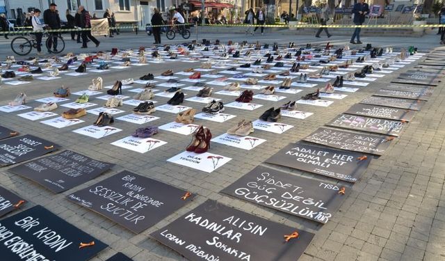 Mudanya’da sessiz çığlık! Kadın cinayetlerini yüzlerce ayakkabı anlattı