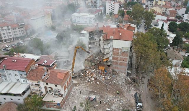 6,1’lik sarsıntı sonrası Sındırgı’da binalar güvenlik altına alınıyor