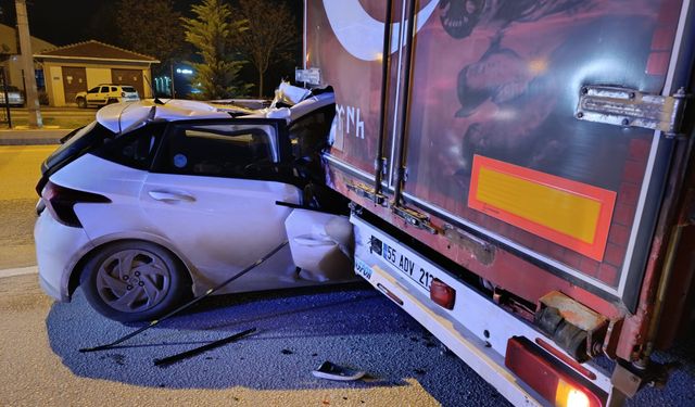 Sürücü park halindeki tır’a çarpmasıyla yaralandı