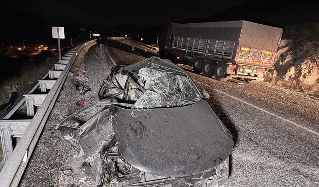 Kontrolden çıkan otomobil tıra çarptı! 2’si çocuk 4 yaralı