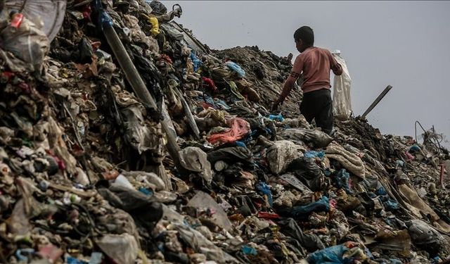 Gazze'de çöp yığınları 700 bin tonu aştı: Belediyeler yakıt ve ekipman kriziyle boğuşuyor