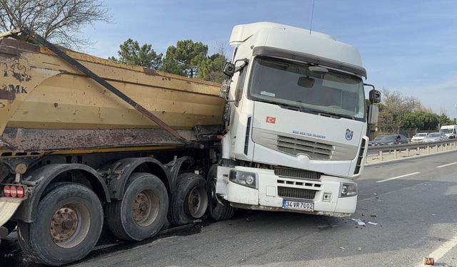 SON DAKİKA İki kamyon kafa kafaya çarpıştı! Sürücü araçta sıkıştı