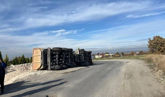 Uşak’ta tır devrildi! Sürücü hastaneye kaldırıldı