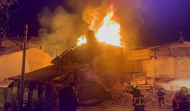 Alevler sokağı sardı! İki ev tamamen kullanılamaz hale geldi