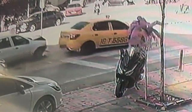Yaya geçidinde zincirleme kaza: Anne ve oğlu yaralandı!