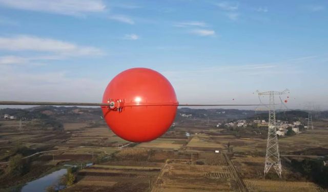 Yıllardır merak ediliyordu: Elektrik hatlarındaki renkli toplar neden var?