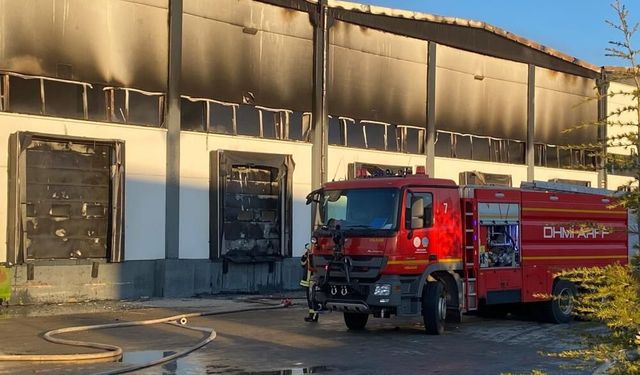 Denizli'de korkutan yangın: Filtre fabrikası küle döndü