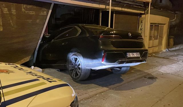 Kontrolden çıkan otomobil marketi biçti