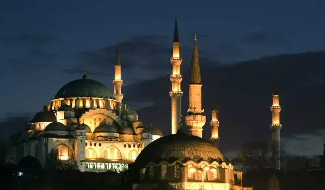 İzmir ezan saatleri bugün! 5 Mayıs 2026 imsak, sabah, öğle, ikindi, akşam ve yatsı vakti