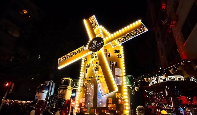 Yılbaşı ruhu İzmir’i sardı! Fotoğraf çekmek için sıraya girdiler