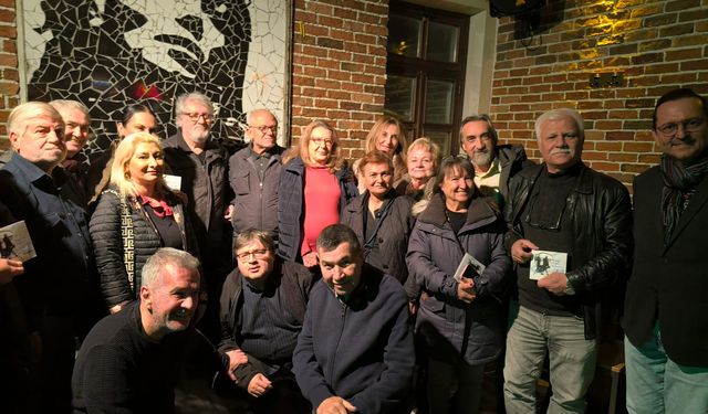 Alsancak’ta sanat dolu gece: Grup Gündoğarken’in efsanesi İzmirli okurlarla buluştu