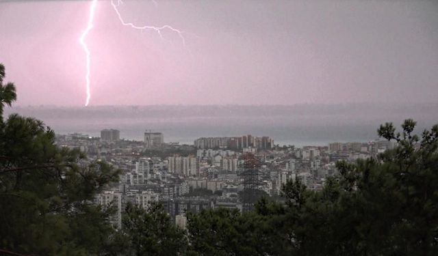 Antalya’da sağanak ve fırtına hayatı felç etti!